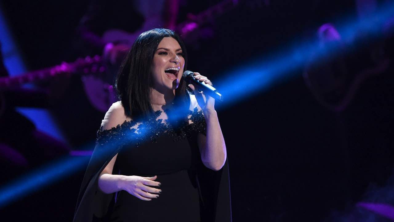 Laura Pausini canta