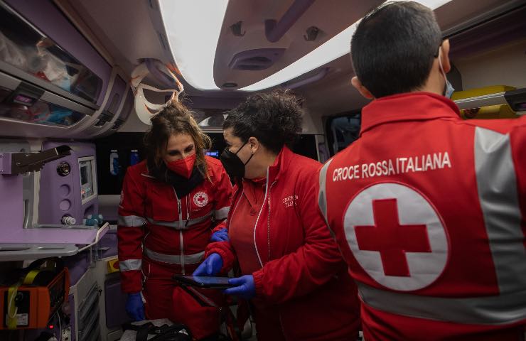 Ladri cercano di derubarlo mentre lo stanno rianimando