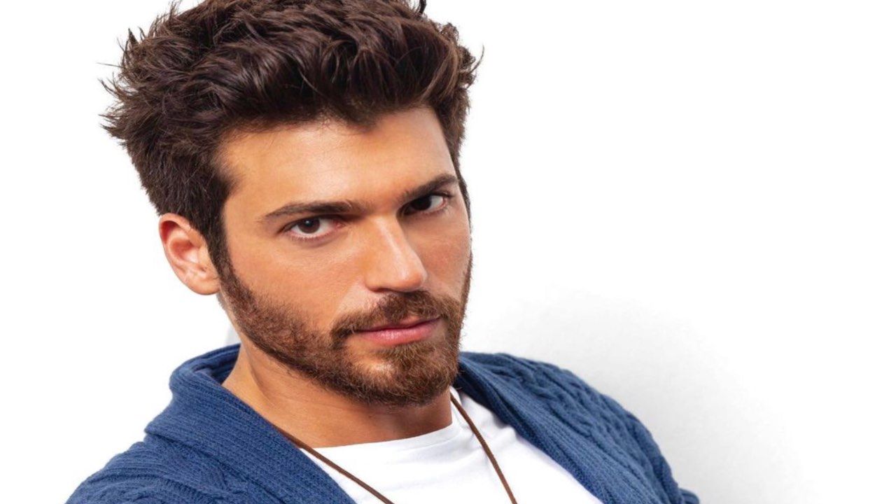 Can Yaman, nega il saluto ai fan