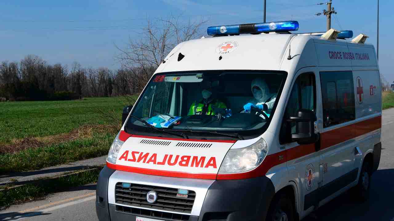 Madre ponte figlio 18 mesi bimbo