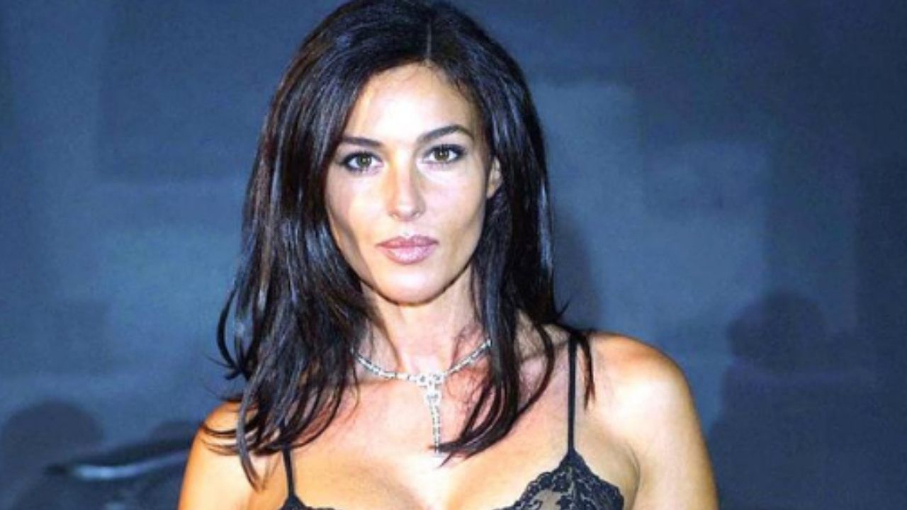 Monica Bellucci seduta scale vestito troppo corto bellezza