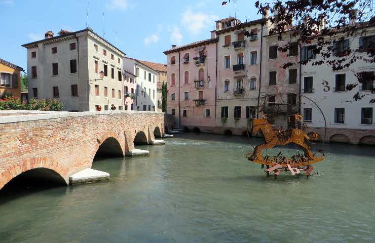 Donna si getta dal ponte a Treviso con figlio di un anno e mezzo