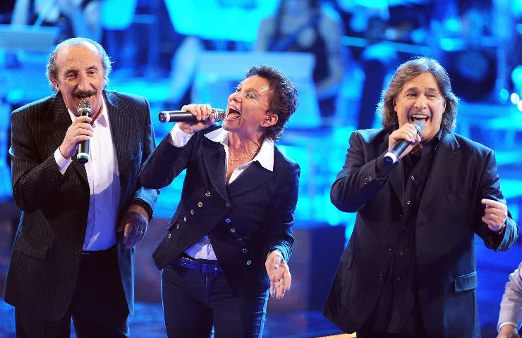 Ricchi e poveri malore il cantante mascherato