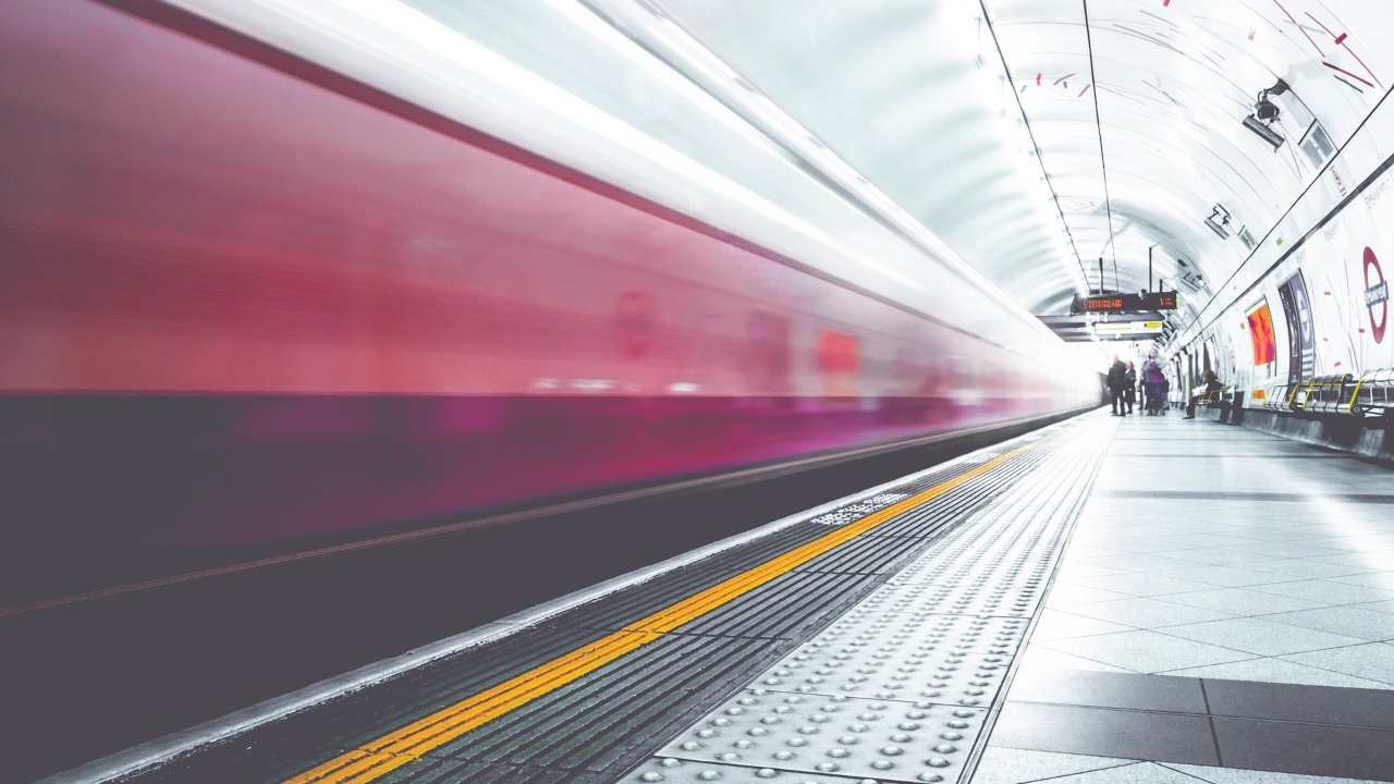 uomo trovato morto binari stazione