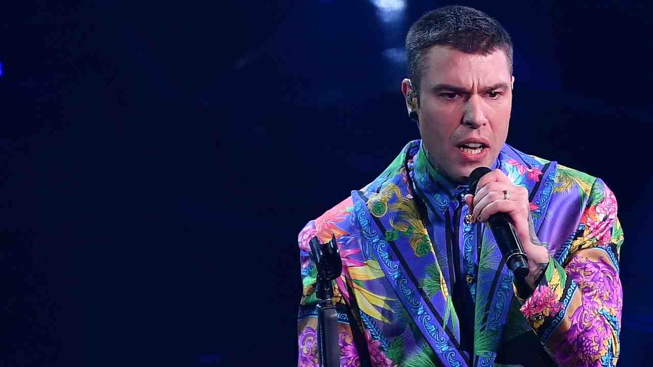 Fedez, attaccato da una drag queen