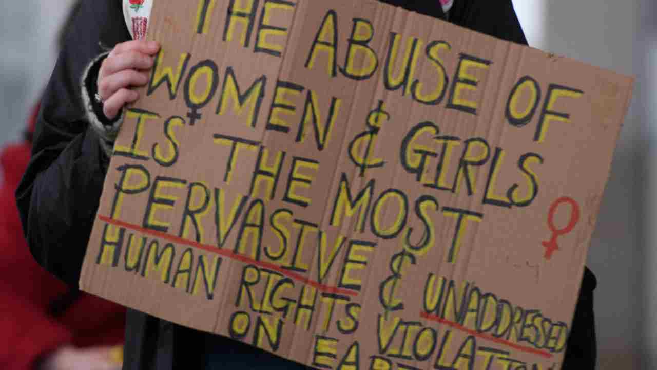 Cartello contro la violenza sulle donne