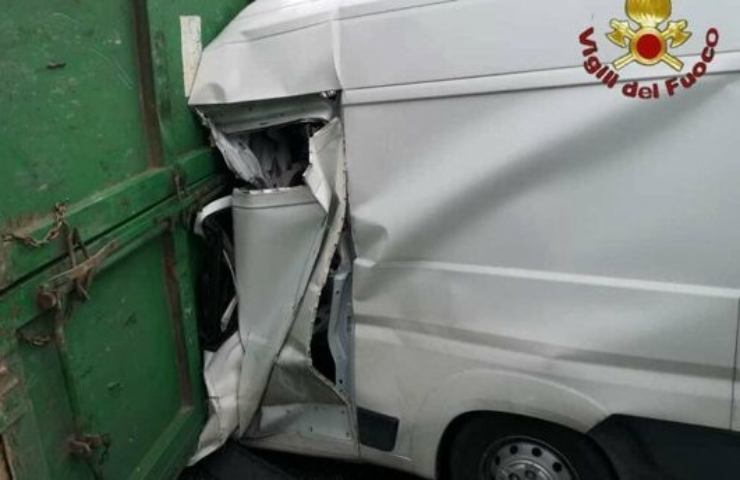 Incidente oggi tra auto e camion