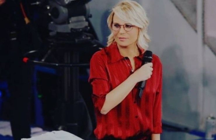 C'è Posta per te, Maria De Filippi tentenna in studio e lei: "Perdonami..."