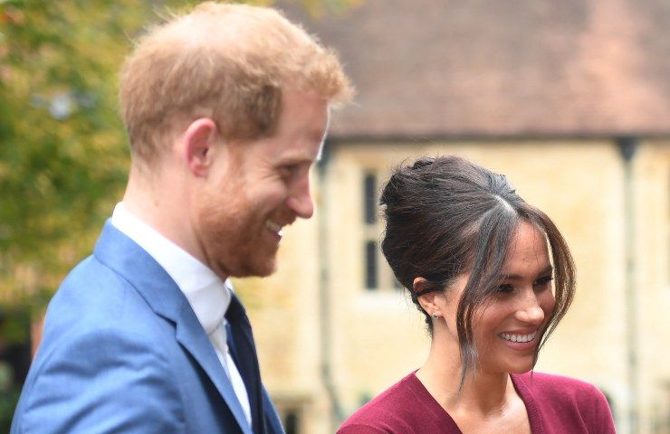 Principe Harry e Meghan Markle sorridenti