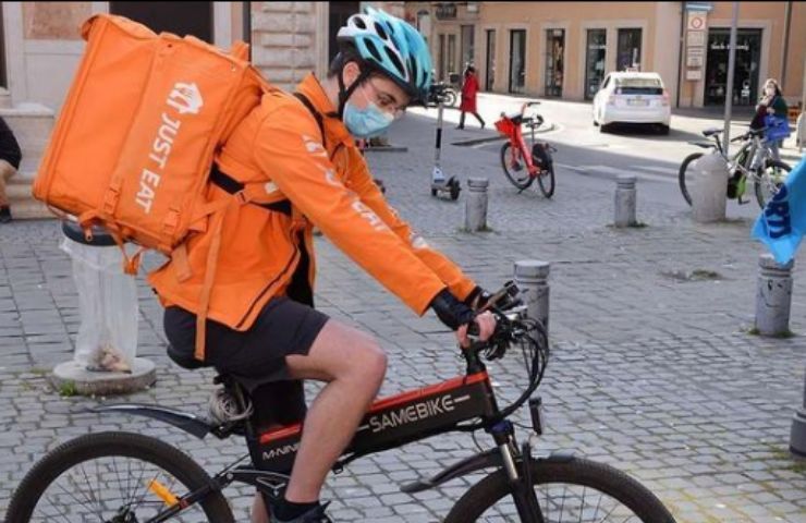 Rider fermato in strada mentre consegnava cibo: l'inaspettata aggressione
