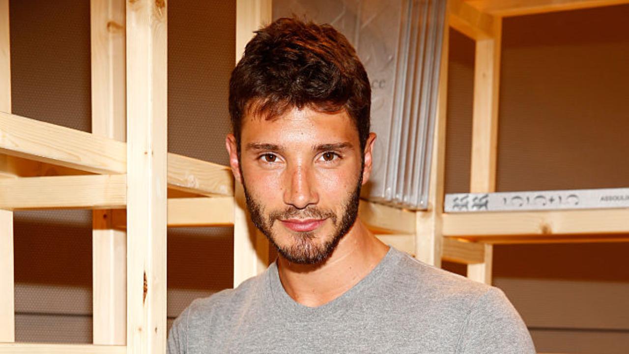 Stefano De Martino finisce in mutande, ecco la foto