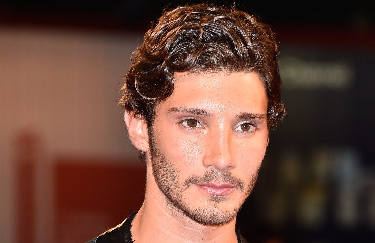 Stefano De Martino imbarazzo in studio