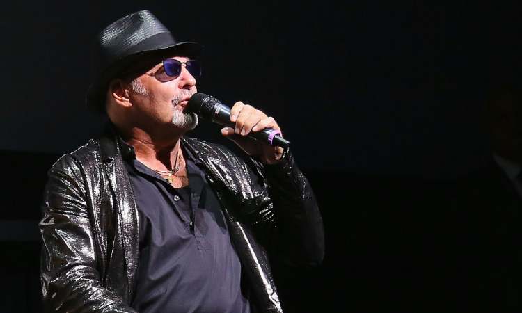 Vasco Rossi canta