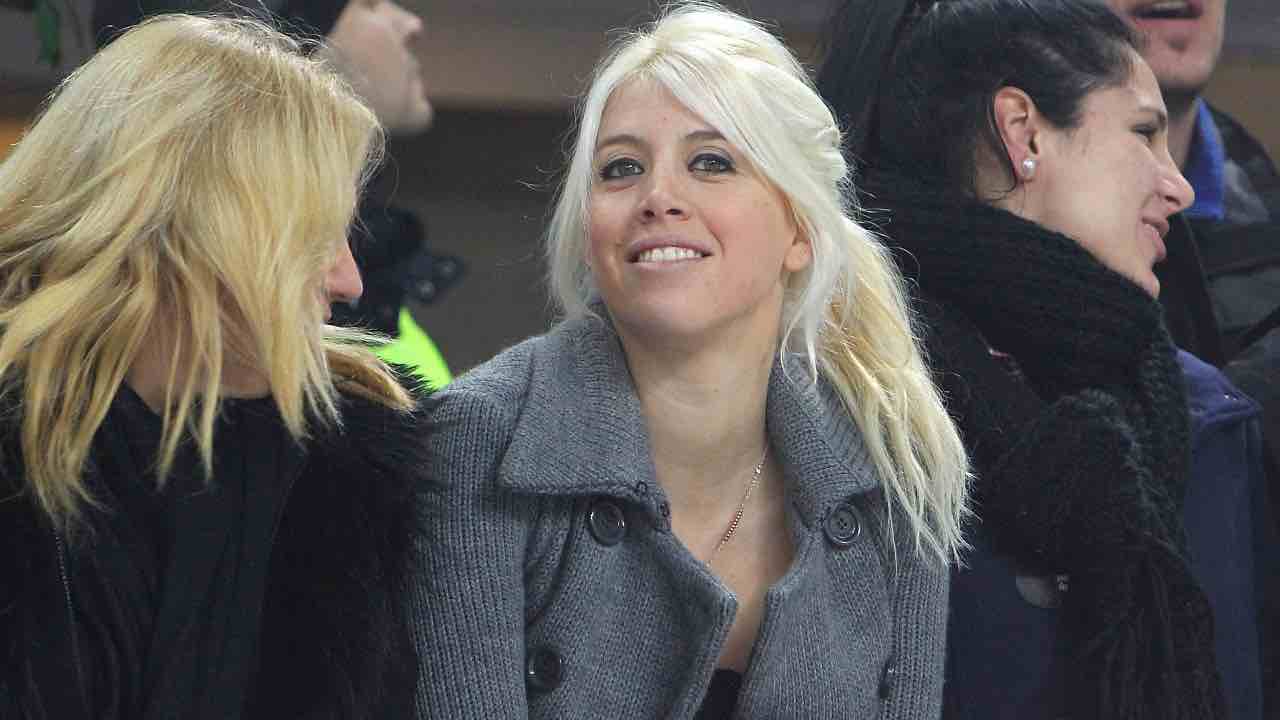 Wanda Nara sorride