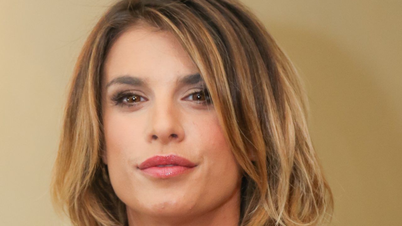 Elisabetta Canalis mostra delle curve bollenti al mare