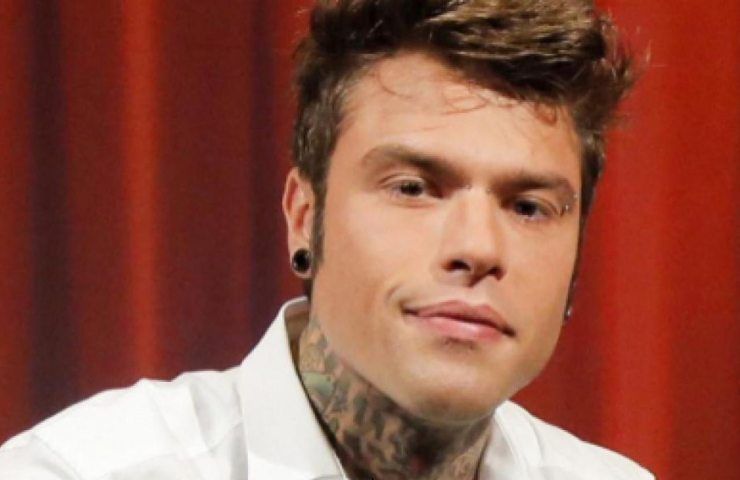 il rapper Fedez attaccato da una drag queen