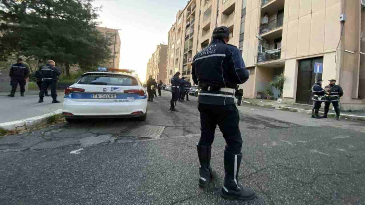 Investe un bambino pirata della strada fugge