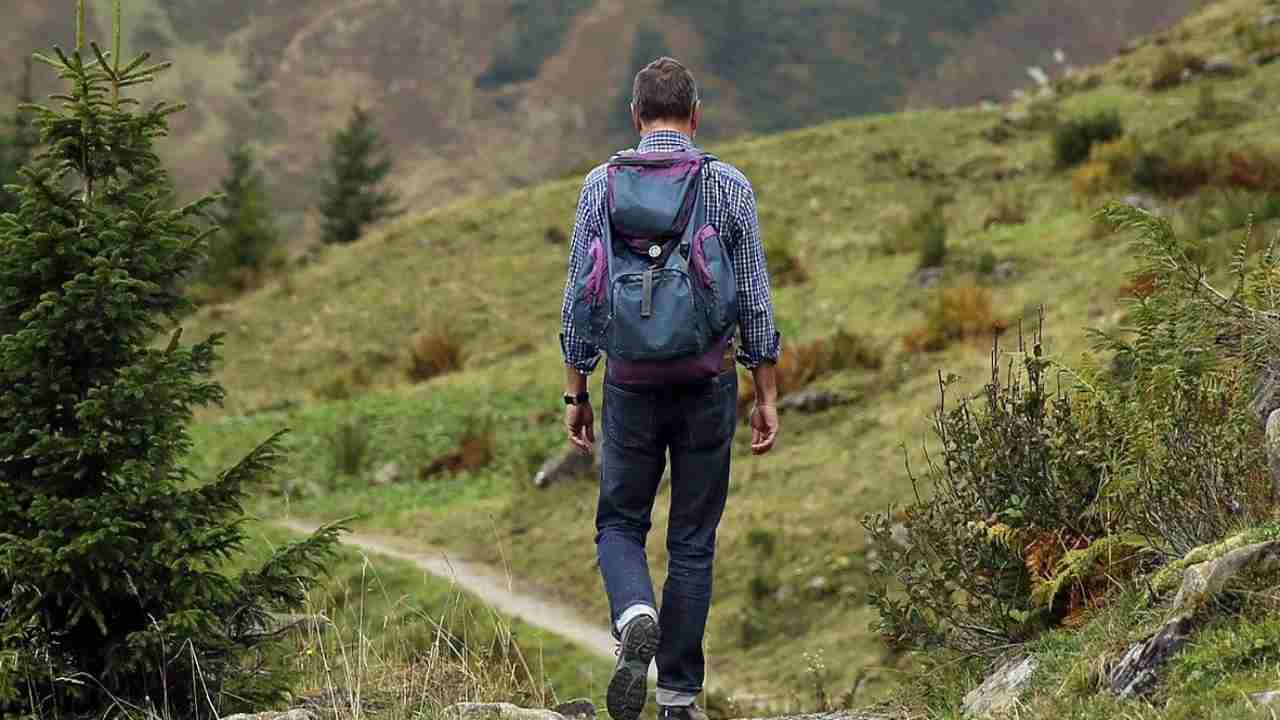 Escursionista in montagna