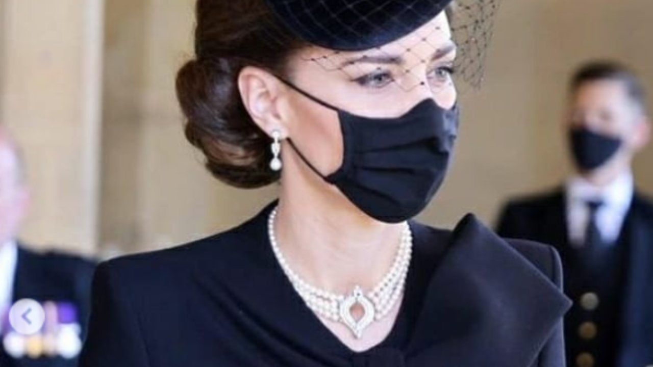 Kate Middleton collana perle funerali Filippo mistero