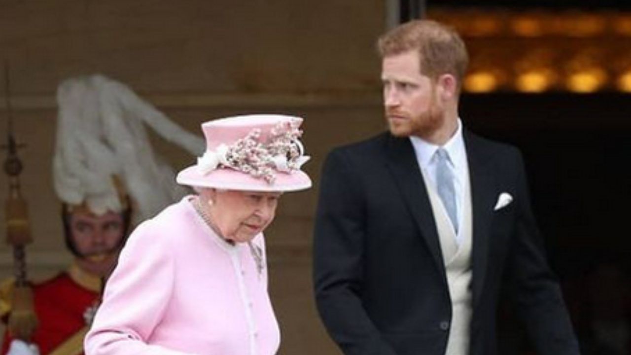 Royal Family, il colloquio segreto tra Harry e la Regina: cosa si sono detti