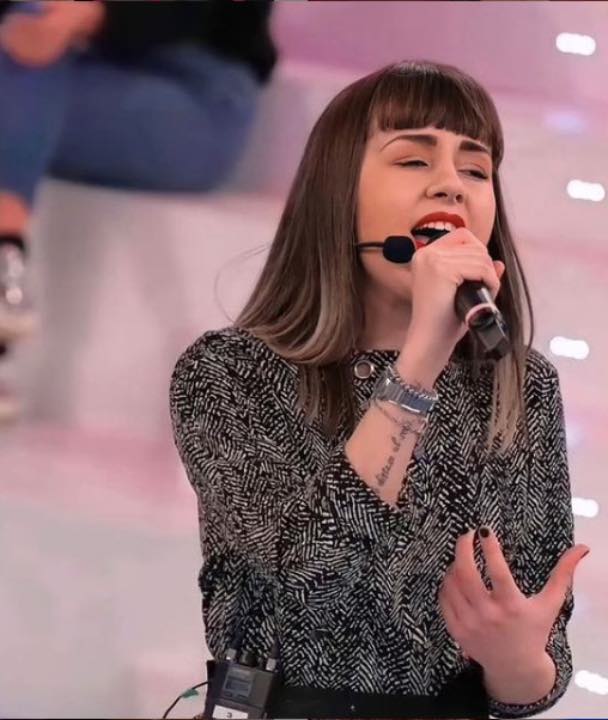 Arianna canta ad Amici