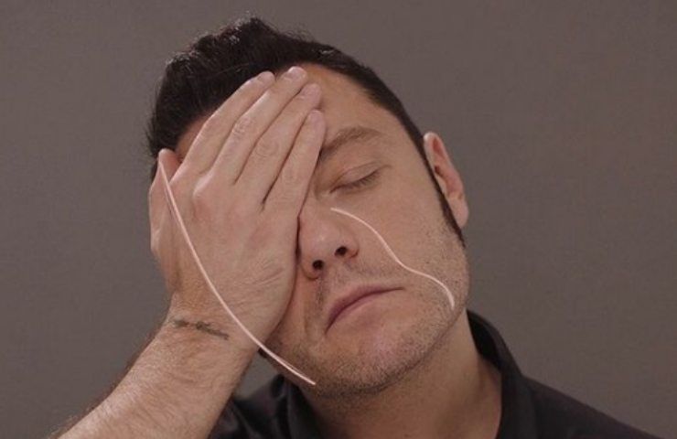 Tiziano Ferro, brutte notizie per il cantante! I fan sono delusi