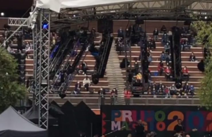 Concertone Primo Maggio, artista in topless sul palco, "Libertà...": pubblico in visibilio