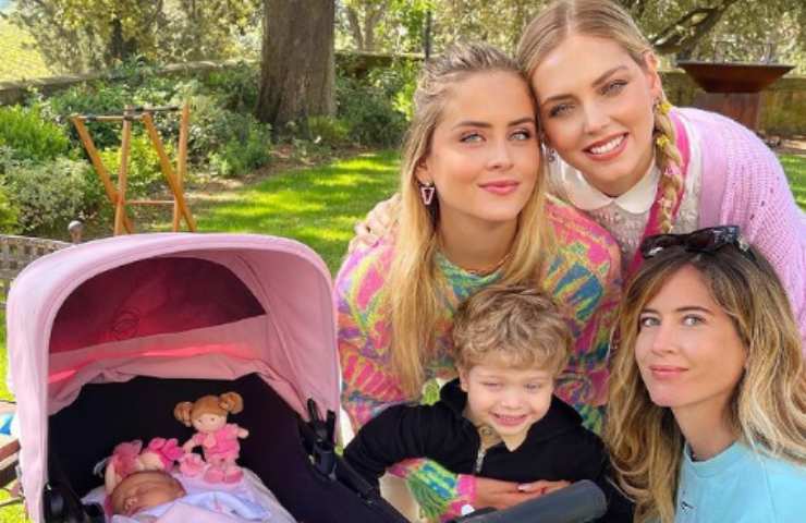 Chiara Ferragni con i figli e le sorelle