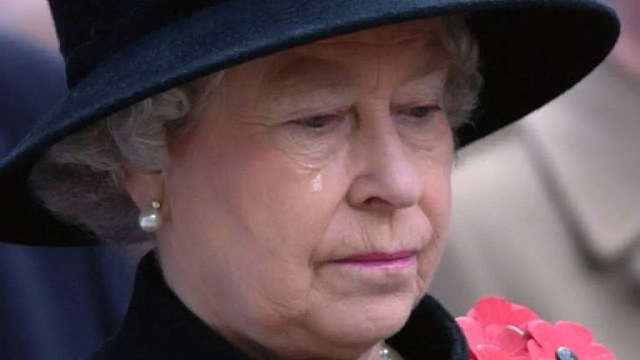 Regina Elisabetta piange