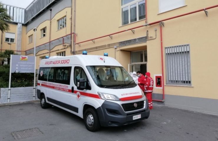 Dramma nella notte, auto precipita nel burrone: due giovani perdono la vita: che tragedia! 