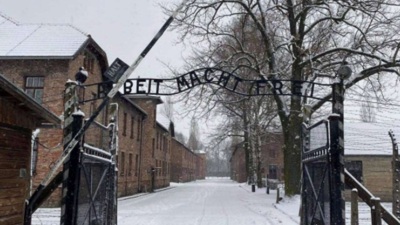 Tragedia Auschwitz, scompare anche l'ultimo liberatore: come dimenticarlo