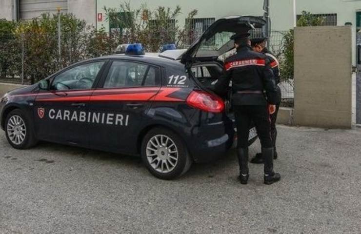 Carabinieri al lavoro su caso di omicidio suicidio