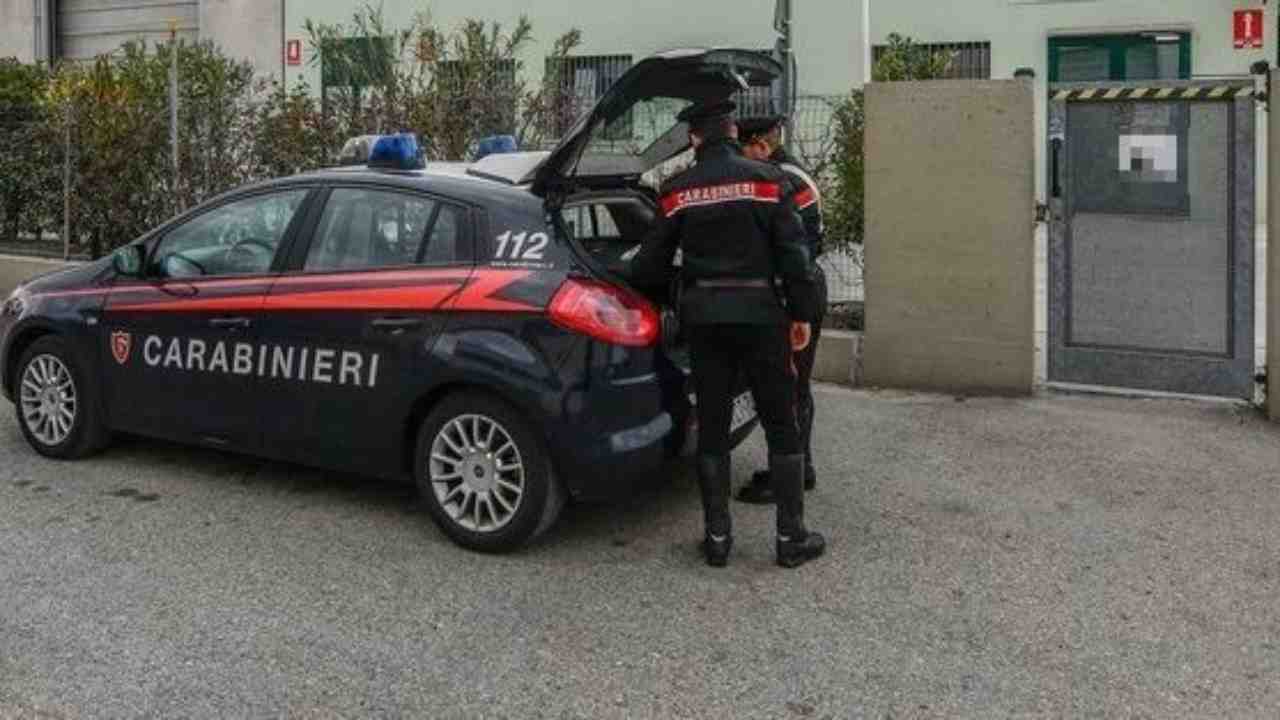 Carabinieri al lavoro su caso di omicidio suicidio