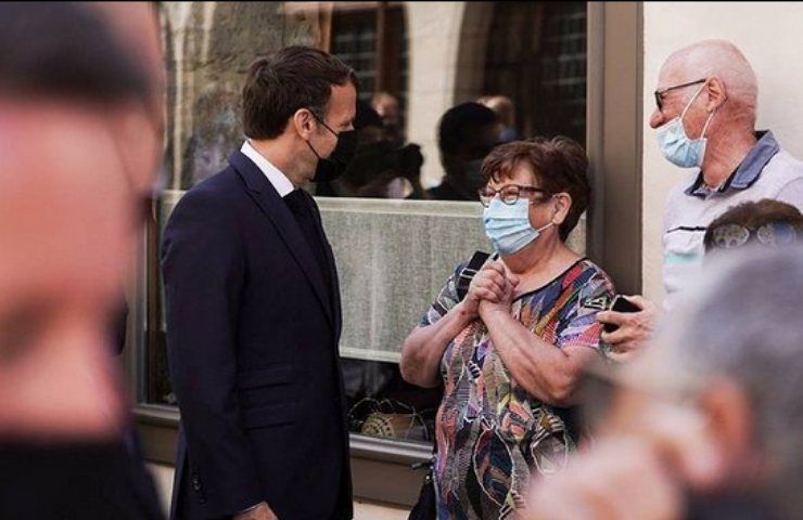 Macron, il presidente francese aggredito davanti a tutti: schiaffeggiato e ripreso - VIDEO