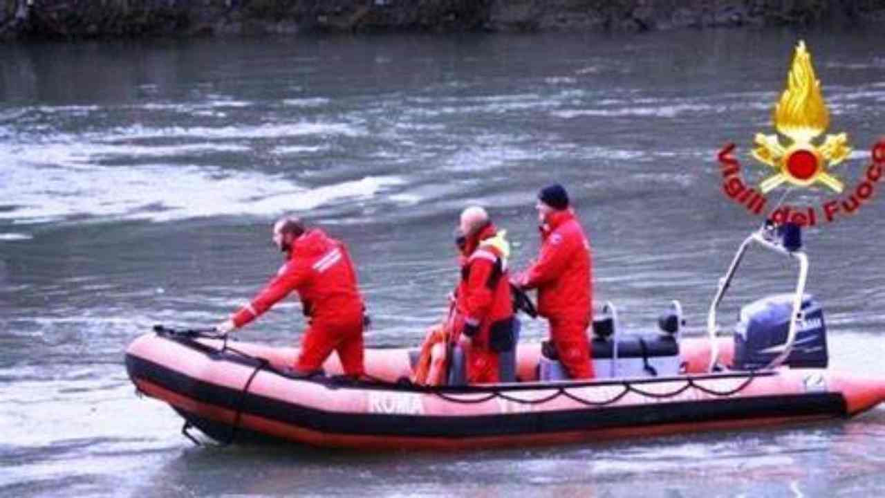 I vigili del fuoco alla ricerca del ragazzo che annega