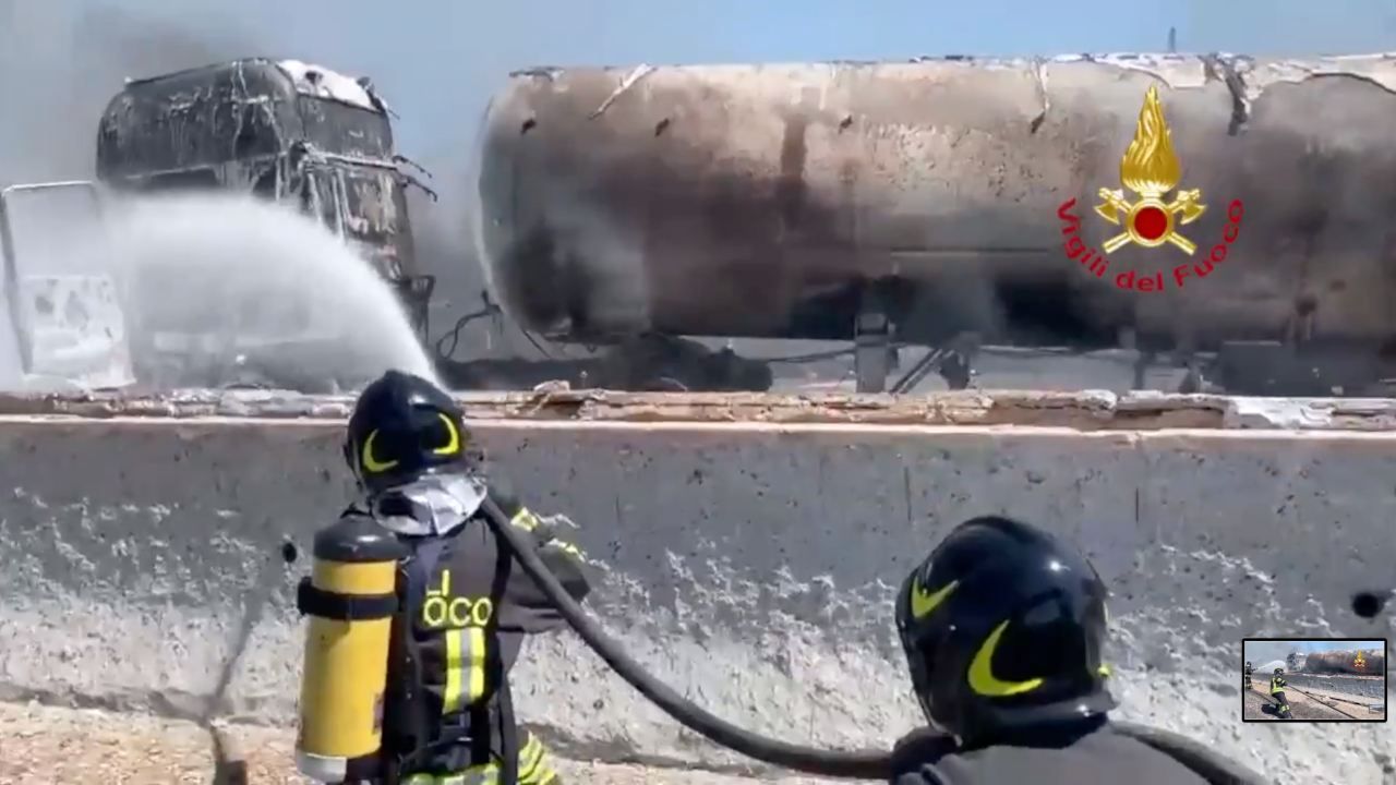 Esplosione in autostrada, tre mezzi in fiamme: ci sono delle vittime