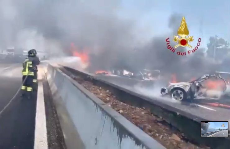 Esplosione in autostrada, tre mezzi in fiamme: ci sono delle vittime