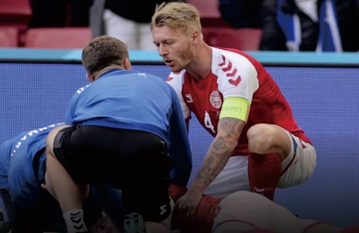 Kjaer soccorre Christian Eriksen in campo