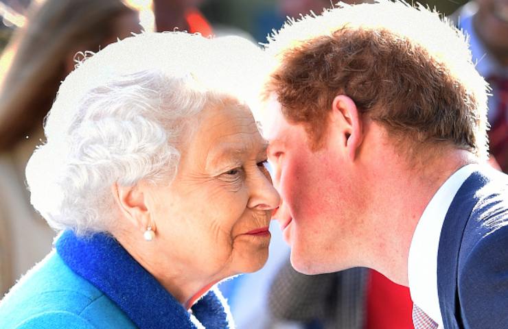Royal Family, La Regina perdona Harry, ma con Meghan la guerra è aperta