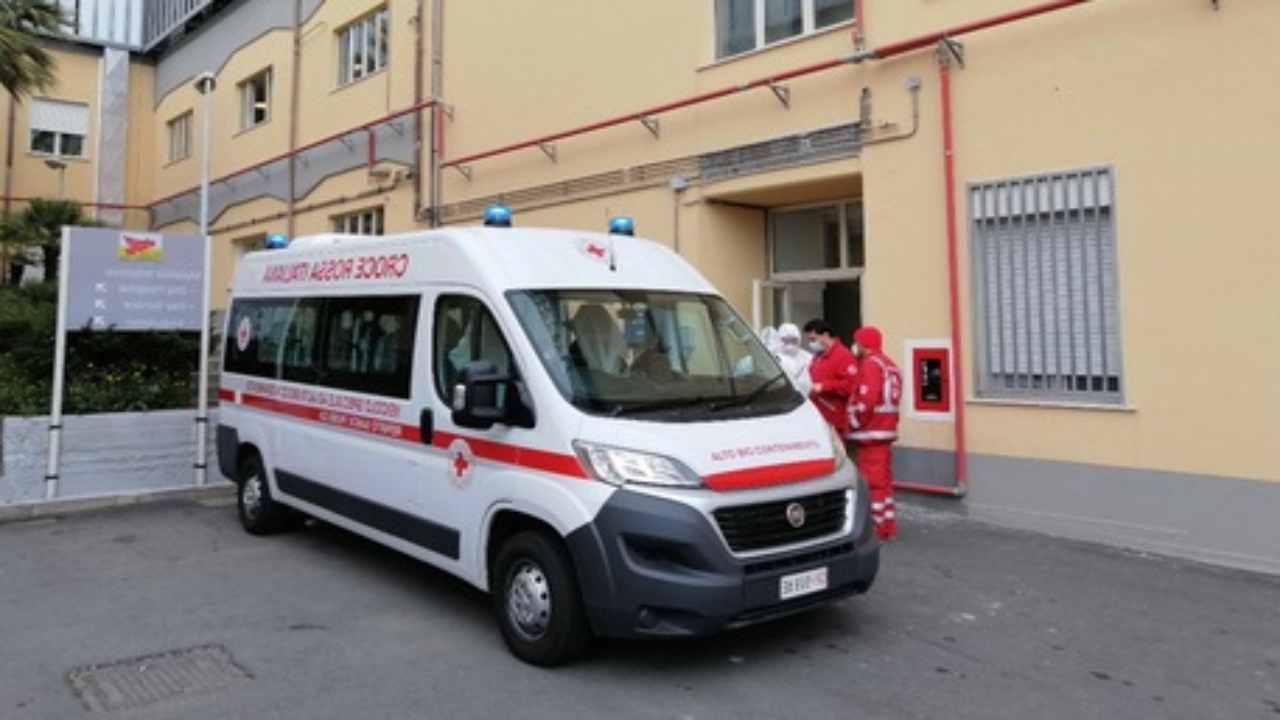 Tragedia a Bari, un uomo uccide a pugni