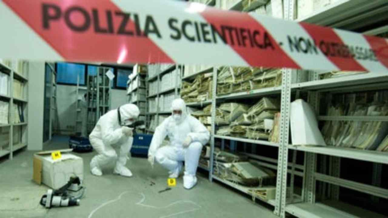 Giovane uccide il padre e tenta il suicidio