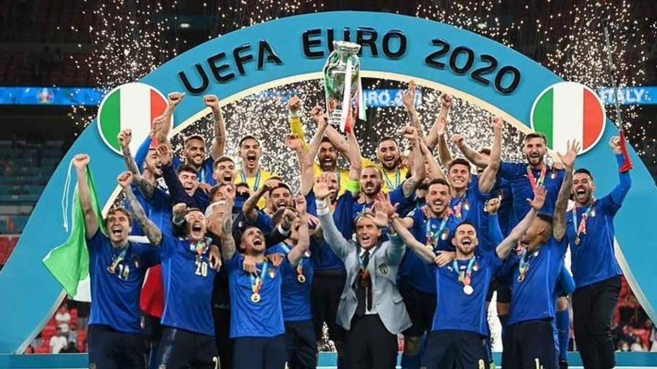 Euro 2020, tifoso inglese si tatua la coppa sulla gamba