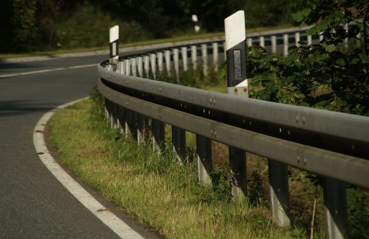 Finisce contro un palo, 19 enne muore sul colpo: la terribile vicenda