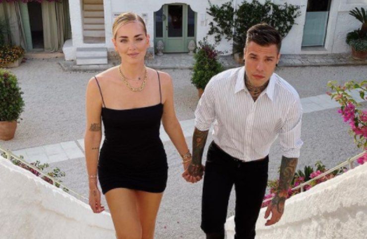 Fedez e Chiara guardano