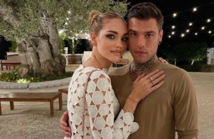 chiara ferragni e fedez guardano