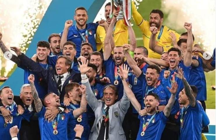 Euro 2020, tifoso inglese si tatua la coppa sulla gamba