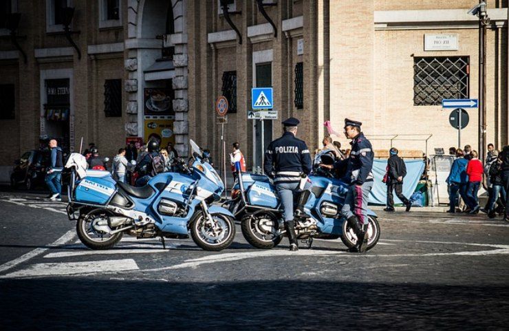 polizia guarda