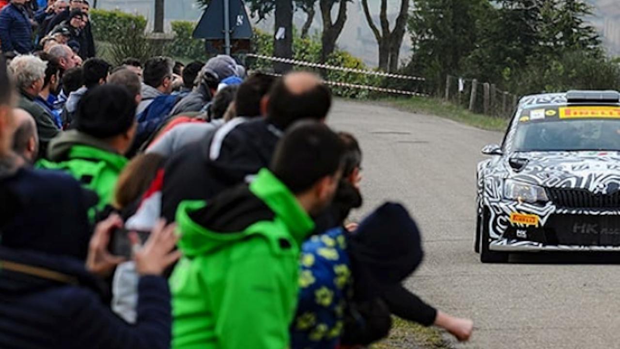 Lutto nel rally, pilota va fuori pista e investe due spettatori: i dettagli del tragico accaduto