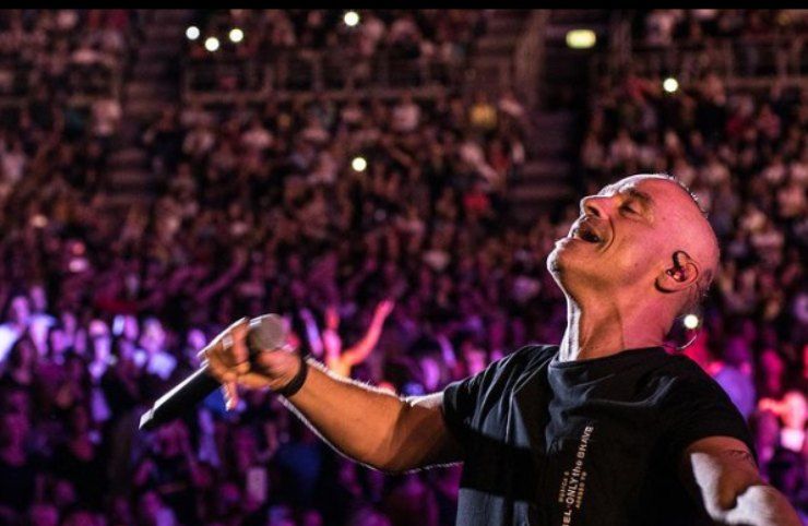 eros ramazzotti canta