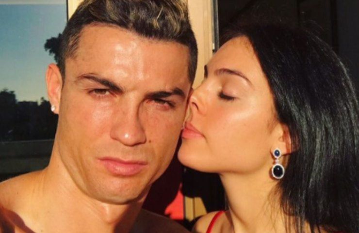 georgina rodriguez e cristiano ronaldo guardano